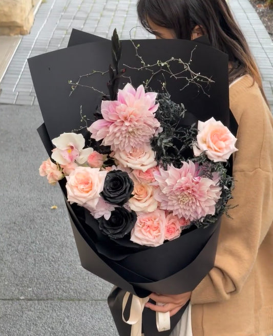 Flowers in the Dark Night Bouquet 暗夜花语